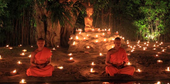 Monjes meditando en el Wat Pantao. Loy Kratong. Chiang Mai