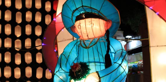 Festival de globos de colores. Loy Kratong. Chiang Mai