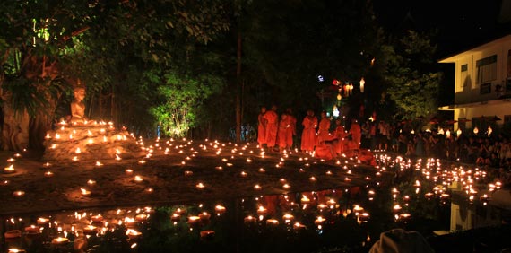 Monjes meditando en el Wat Pantao. Loy Kratong. Chiang Mai