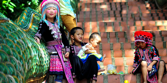 Niños de etnias en las escales del Doi Suthep. Chiang Mai