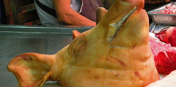 Cabeza de cerdo en un mercado de Chiang Mai